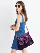 Mulher usando a Bolsa Plus Elegance no ombro pela alça tiracolo